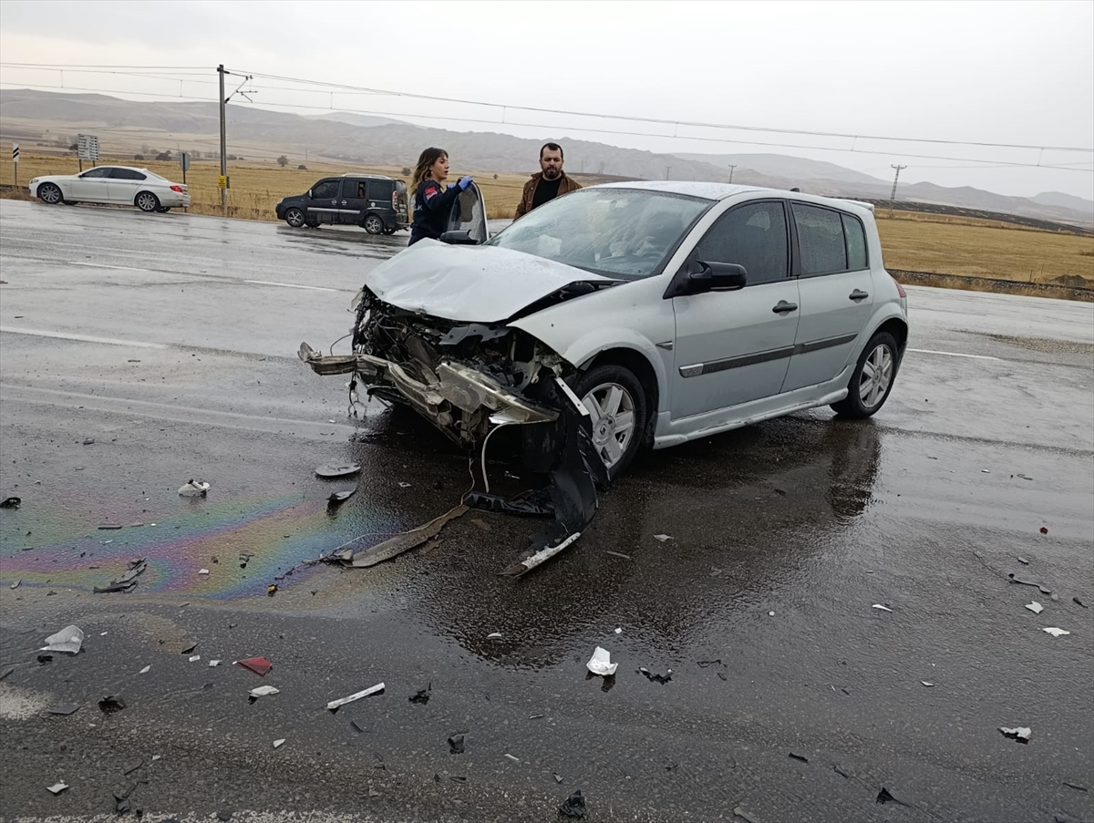 Sivas'ta iki otomobil çarpıştı, 1 kişi öldü, 5 kişi yaralandı