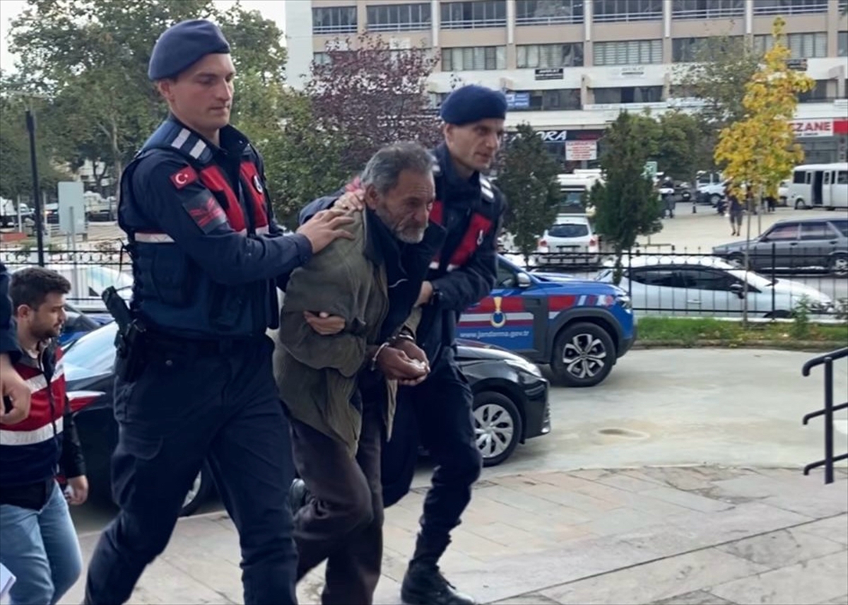 İzmir'de tartıştığı oğlunu silahla öldürüp eşini yaralayan zanlı tutuklandı