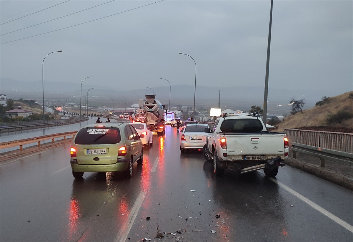 Kahramanmaraş'ta 9 aracın hasar gördüğü zincirleme trafik kazasında yaralanan olmadı