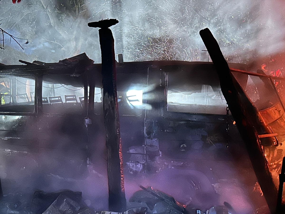 Bartın'da yıldırım isabet eden 2 araç kullanılamaz hale geldi