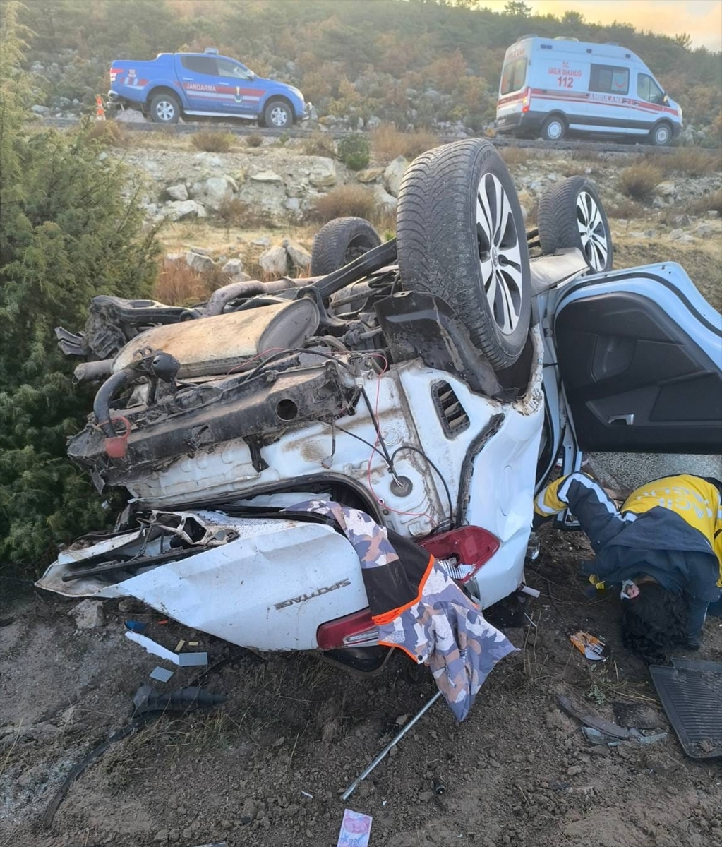 Afyonkarahisar'da devrilen otomobildeki 1 kişi öldü, 3 kişi yaralandı