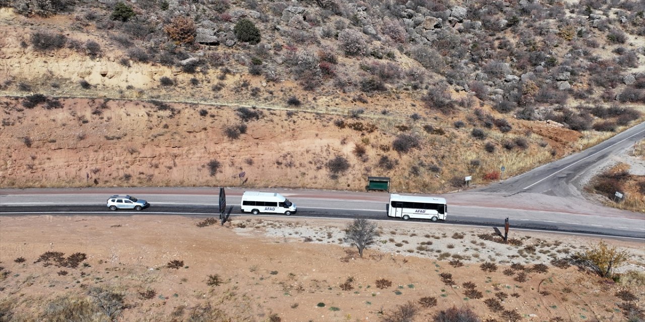 Kayseri’de AFAD ekipleri, ilkokul öğrencilerinin isteği üzerine köy okulunu boyayıp tadilat yaptı