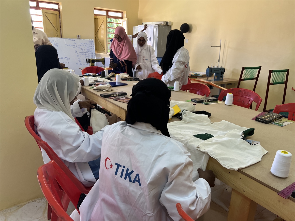 TİKA, Sudan'da bir lisede dikiş eğitim atölyesi açtı