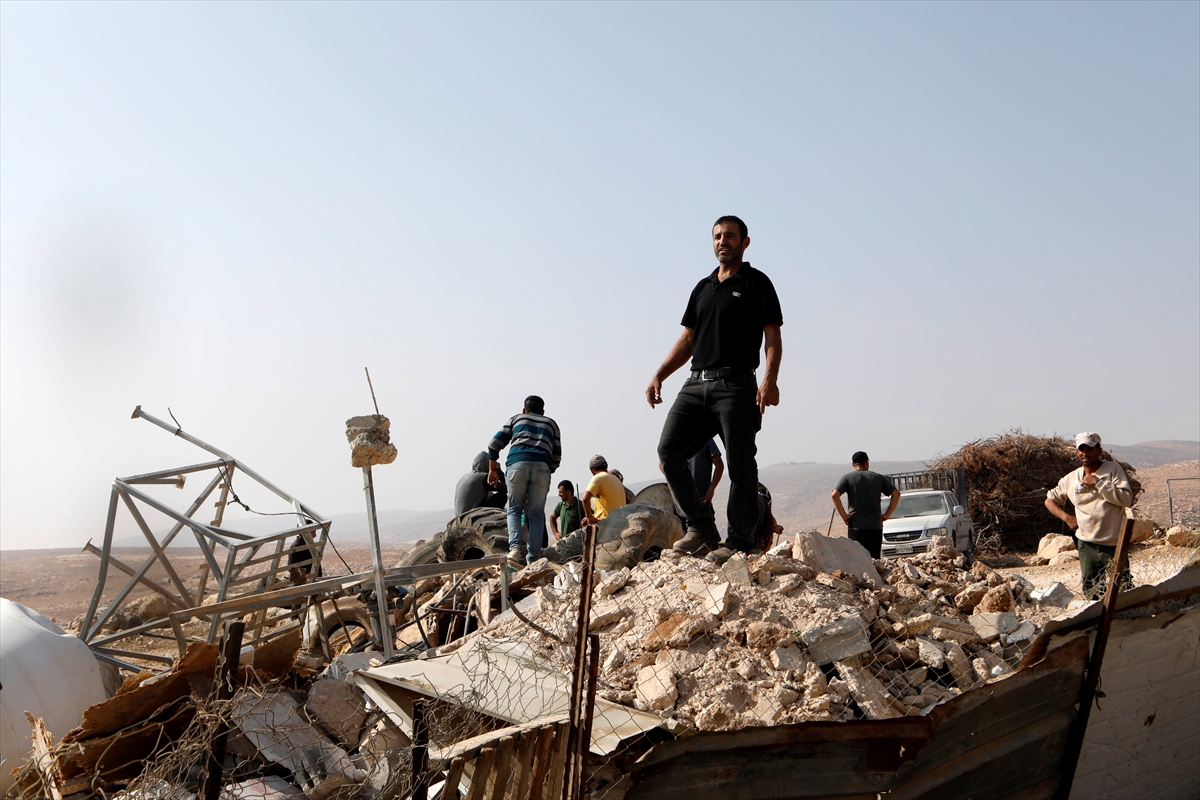 İsrail, Batı Şeria'nın güneyinde Filistinlilere ait evleri ve ahırları yıkıyor