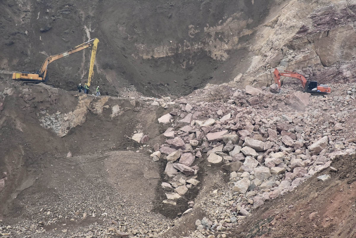 Ordu'da taş ocağı şantiyesinde göçük altında kalan işçiyi arama çalışmalarına yeniden başlandı