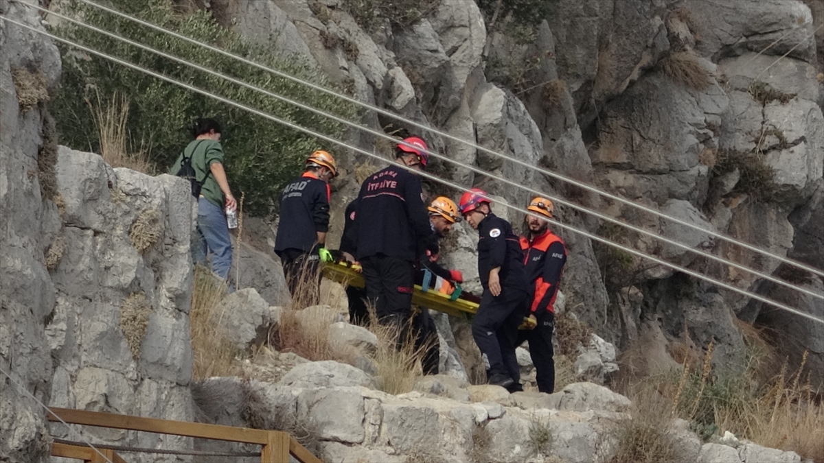 Adana'da Yılan Kalesi'nde düşen çocuk yaralandı