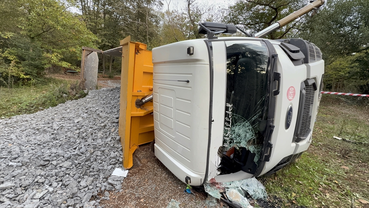 Beykoz'da devrilen kamyonun sürücüsü yaralandı