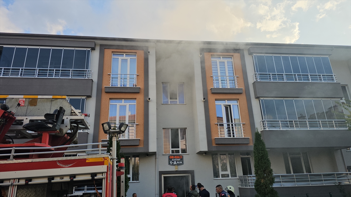 Erzincan'da 3 katlı apartmanın bodrumunda çıkan yangın söndürüldü