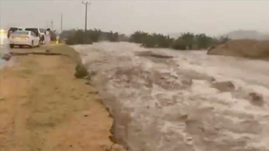 Mekke'nin güneyinde dünden beri devam eden yağışlar sele yol açtı