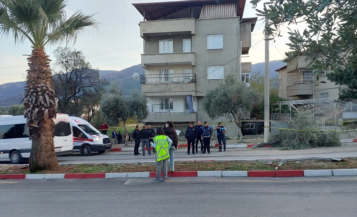 Denizli'de ağaca çarpan kamyonetteki 1 kişi öldü, 4 kişi yaralandı