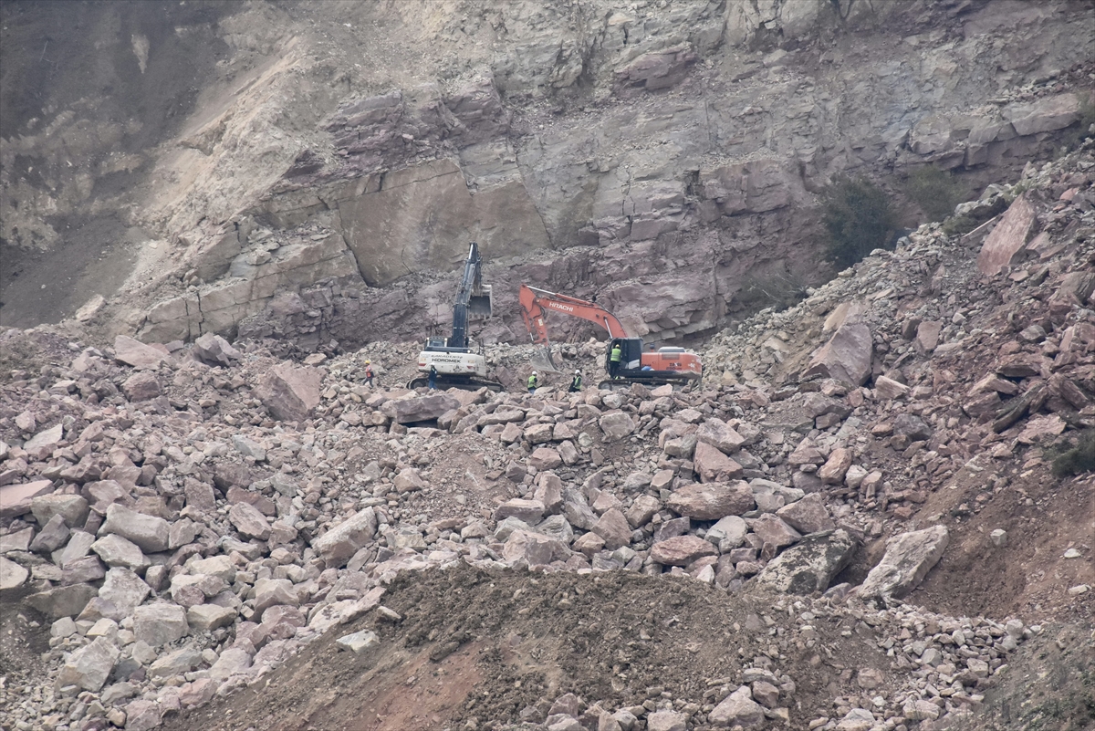 Göçük altında kalan işçinin cenazesine ulaşıldı