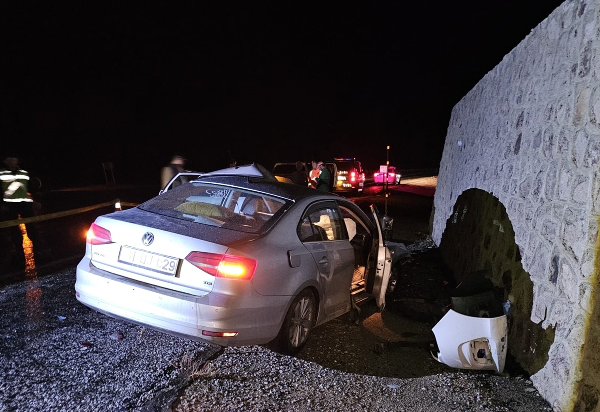 Sivas'ta iki otomobilin çarpıştığı kazada 1 kişi öldü, 2 kişi yaralandı