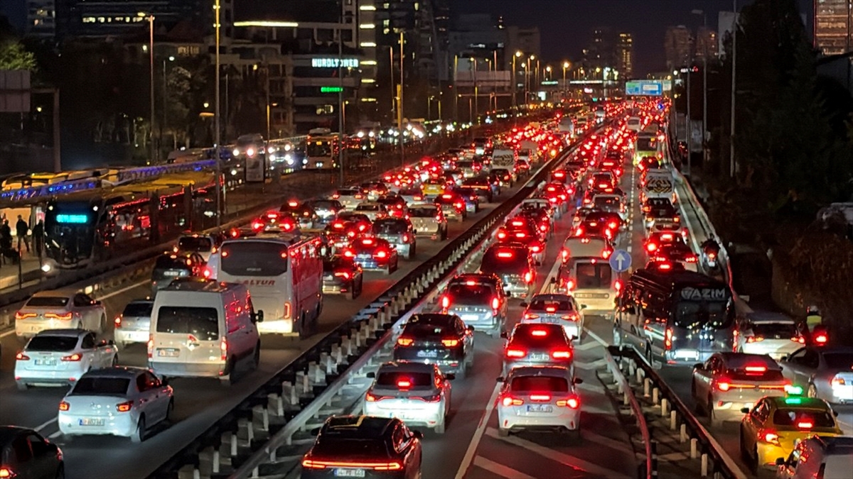 İstanbul'da trafik yoğunluğu yüzde 80'e çıktı
