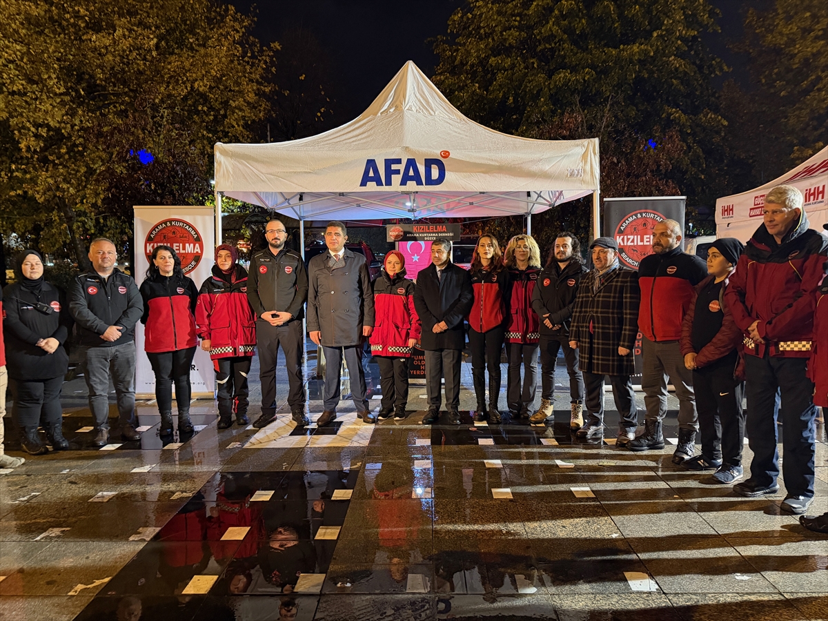 Düzce'de deprem şehitleri 45 saniyelik saygı duruşuyla anıldı