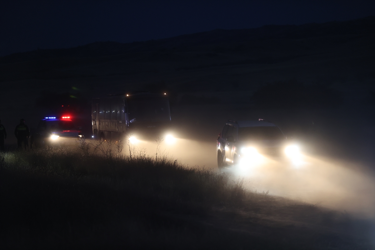 Gürcistan'da askeri kargo uçağının düştüğü bölgedeki arama kurtarma çalışmaları gece de sürdü