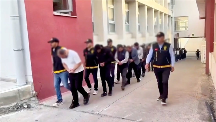 Nitelikli dolandırıcılık şebekelerine yönelik 23 ildeki operasyonlarda yakalanan 64 zanlıdan 25'i tutuklandı