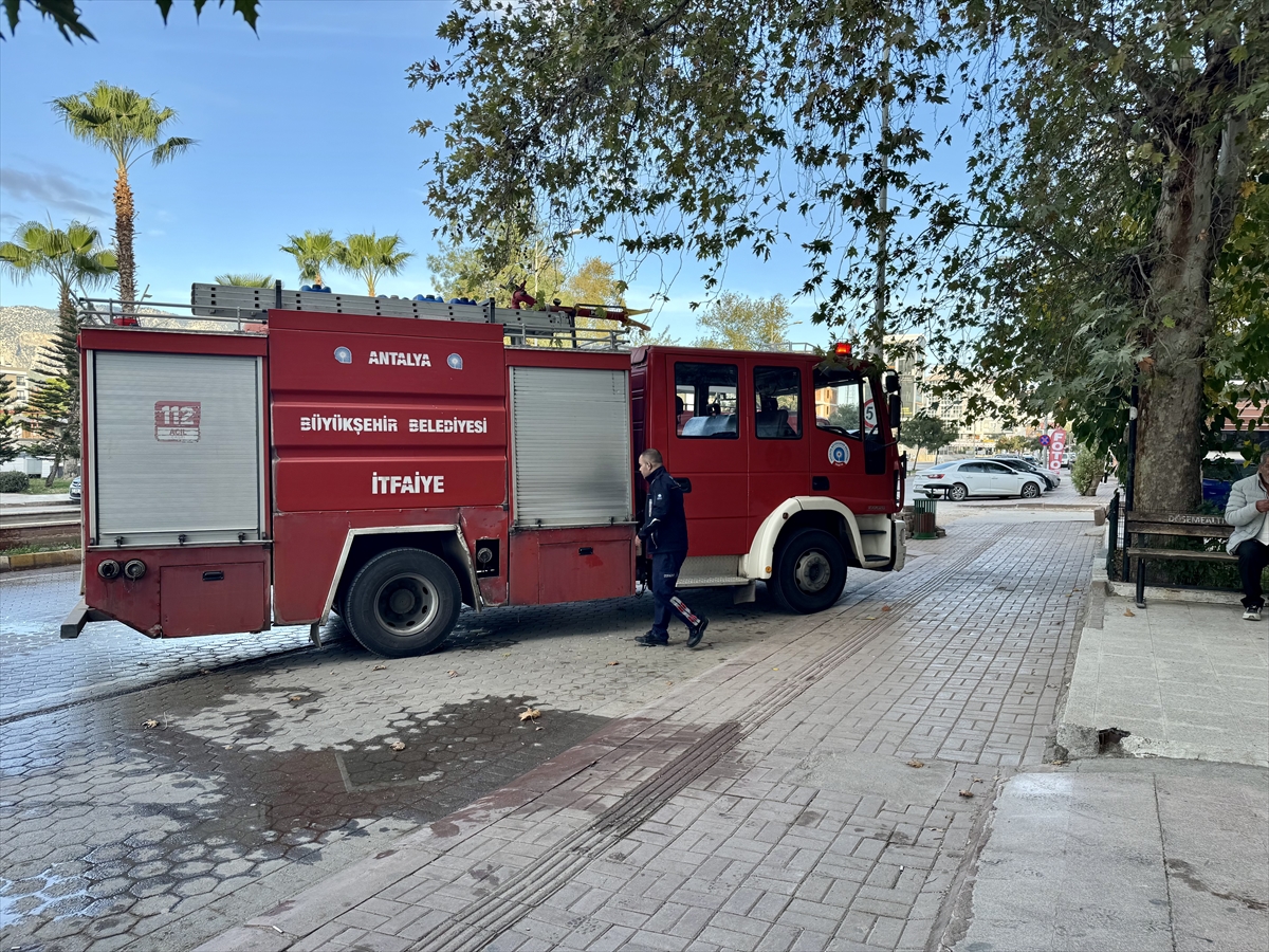 Antalya'da banka şubesinde çıkan yangın söndürüldü