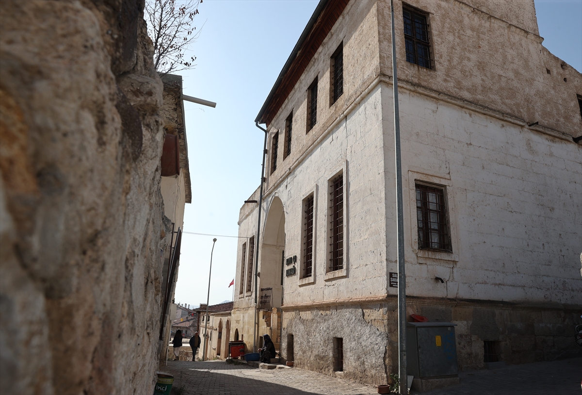 Tarihi konak kadın çini ustalarına sanat atölyesi oldu