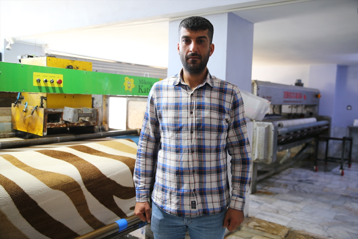 Adana'da yıkamacı, halı arasında bulduğu altınları sahibine teslim etti