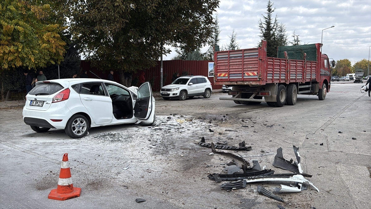 Eskişehir'de kamyonla çarpışan otomobilin sürücüsü öldü