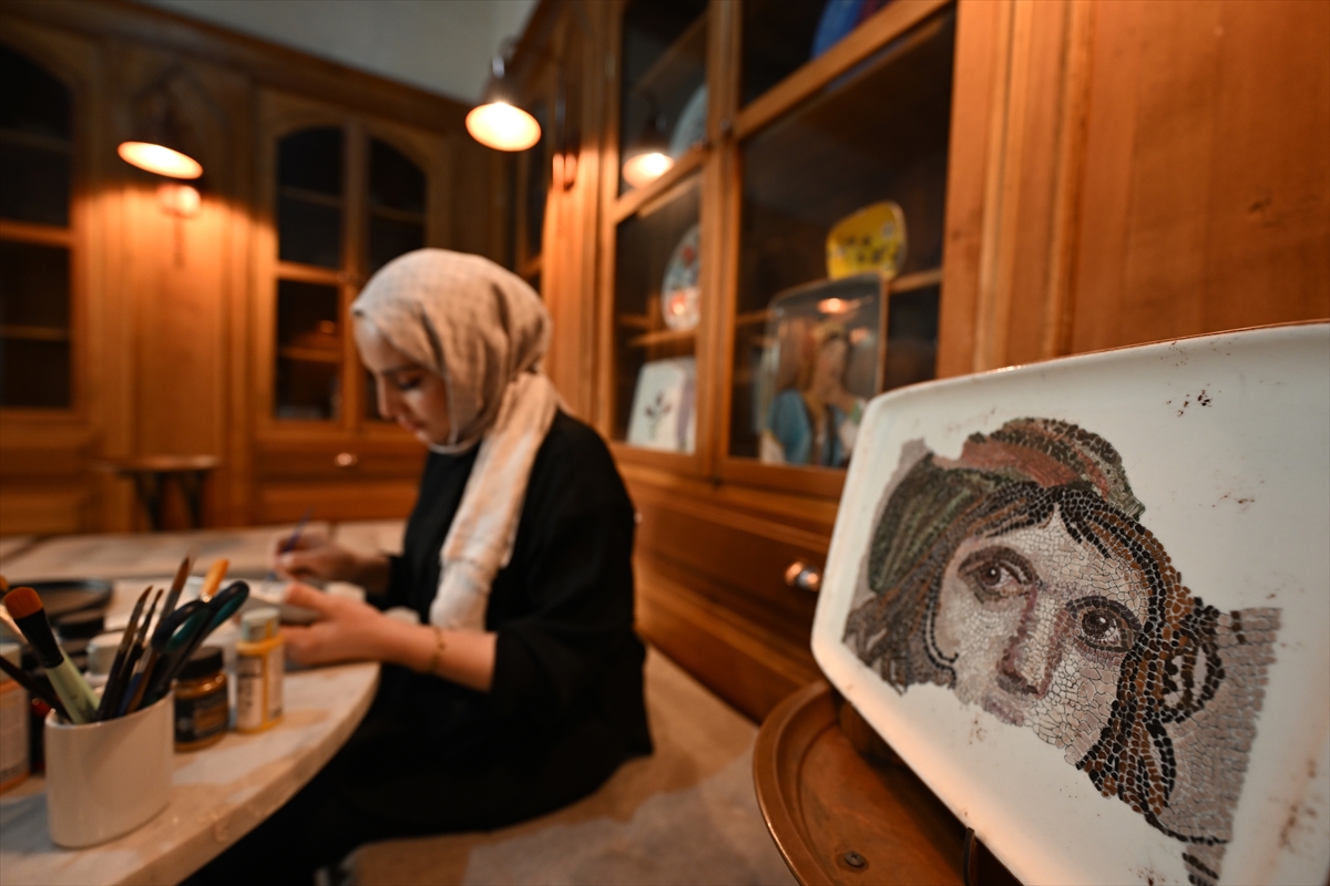 Restoranlarda kırılan tabaklar onarılarak sanat eserine dönüştürülüyor