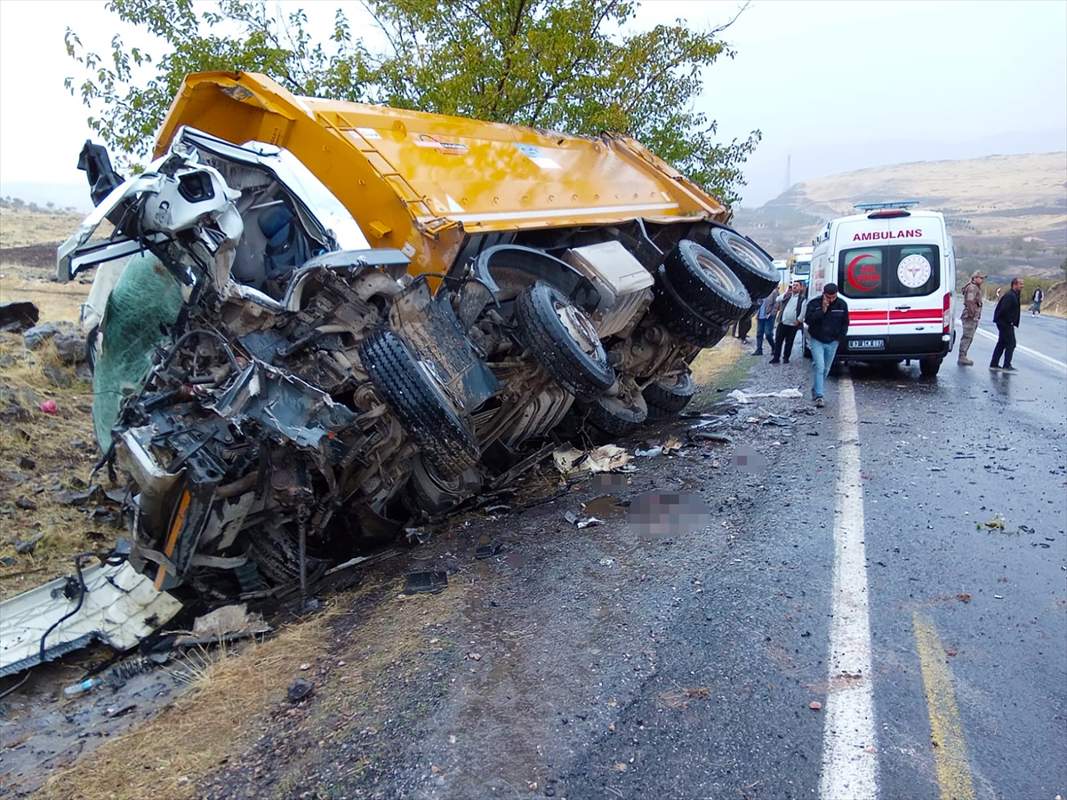 Siverek’te iki kamyonun çarpışması sonucu 1 kişi öldü, 1 kişi yaralandı