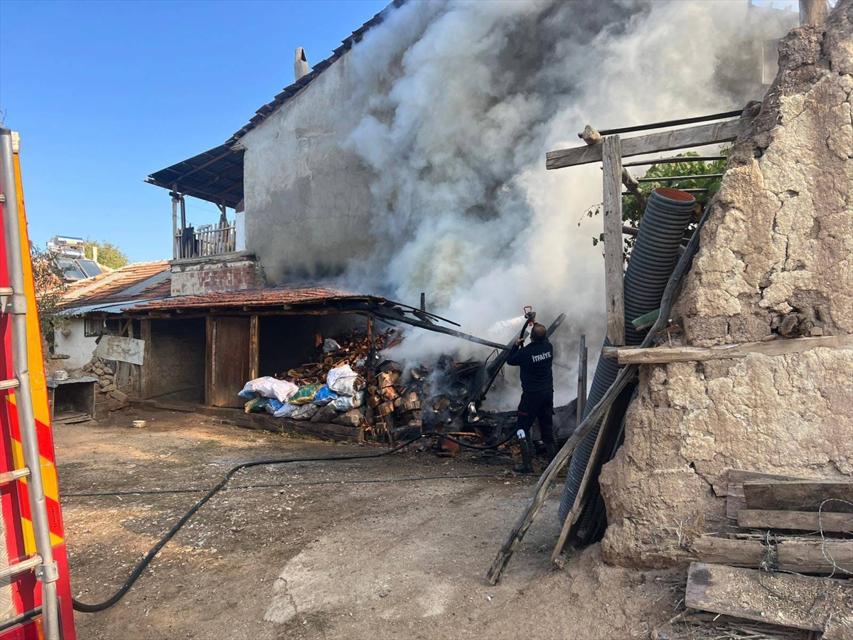 Dinar’da müstakil evde çıkan yangında 2 kişi dumandan etkilendi