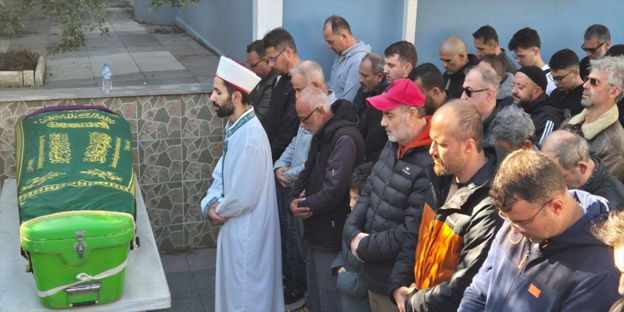Aydın'da ölü bulunan üniversite öğrencisi Melisa Şengül Bandırma'da son yolculuğuna uğurlandı