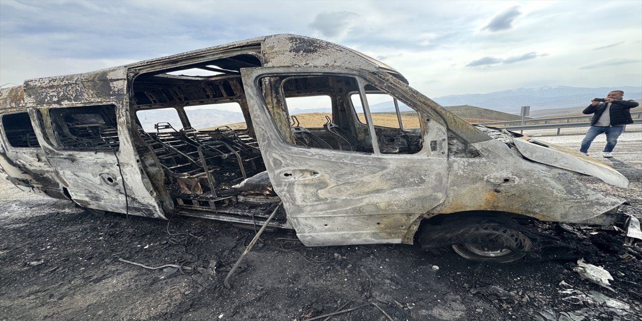 Van'da seyir halindeki minibüs alev aldı, ekiplerin müdahalesiyle yangın söndürüldü