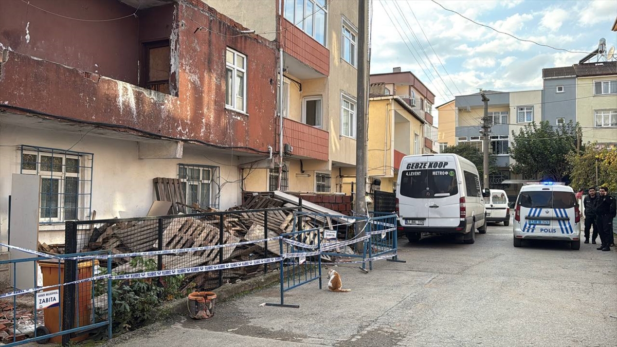 Kocaeli'de balkon duvarının bir bölümü yıkılan 2 katlı bina boşaltıldı