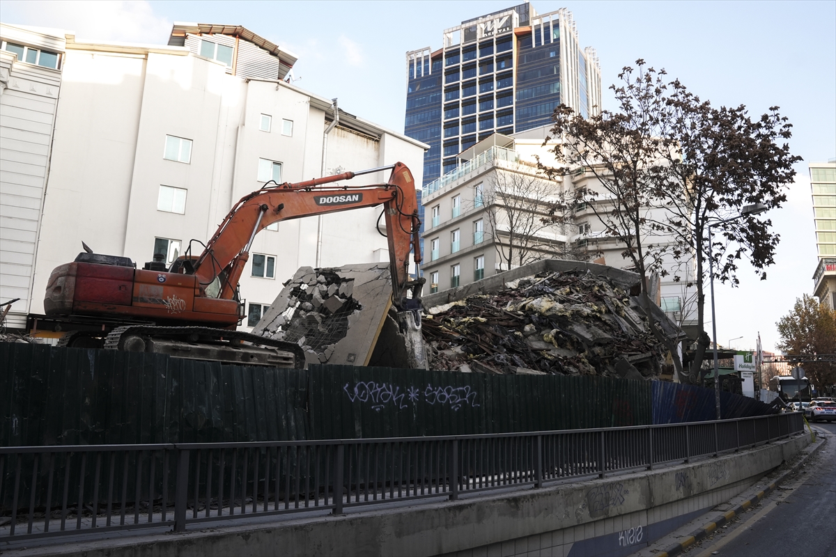 Ankara'da kontrollü yıkımı yapılan 5 katlı atıl bina çöktü