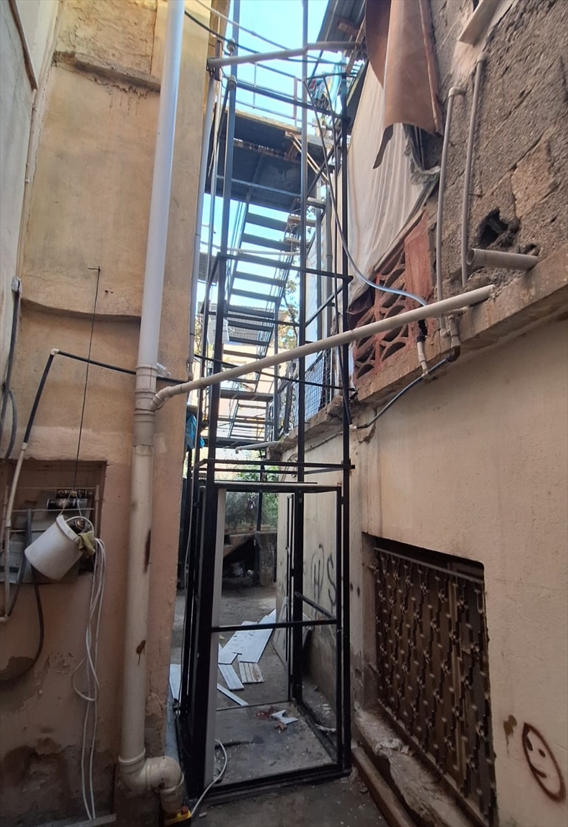 Mersin'de binanın dış cephesindeki asansörün düşmesi sonucu bir kişi öldü