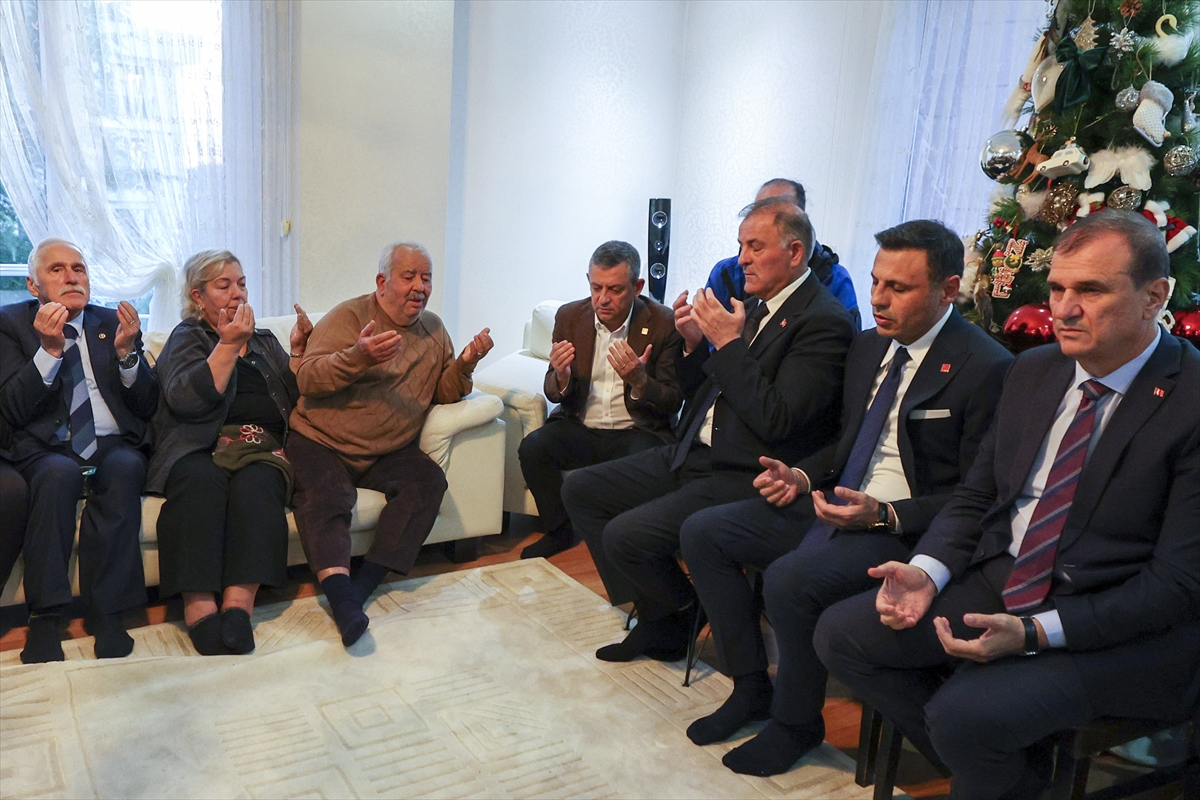 CHP Genel Başkanı Özel'den şehit Hava Pilot Yarbay Korkmaz'ın ailesine taziye ziyareti