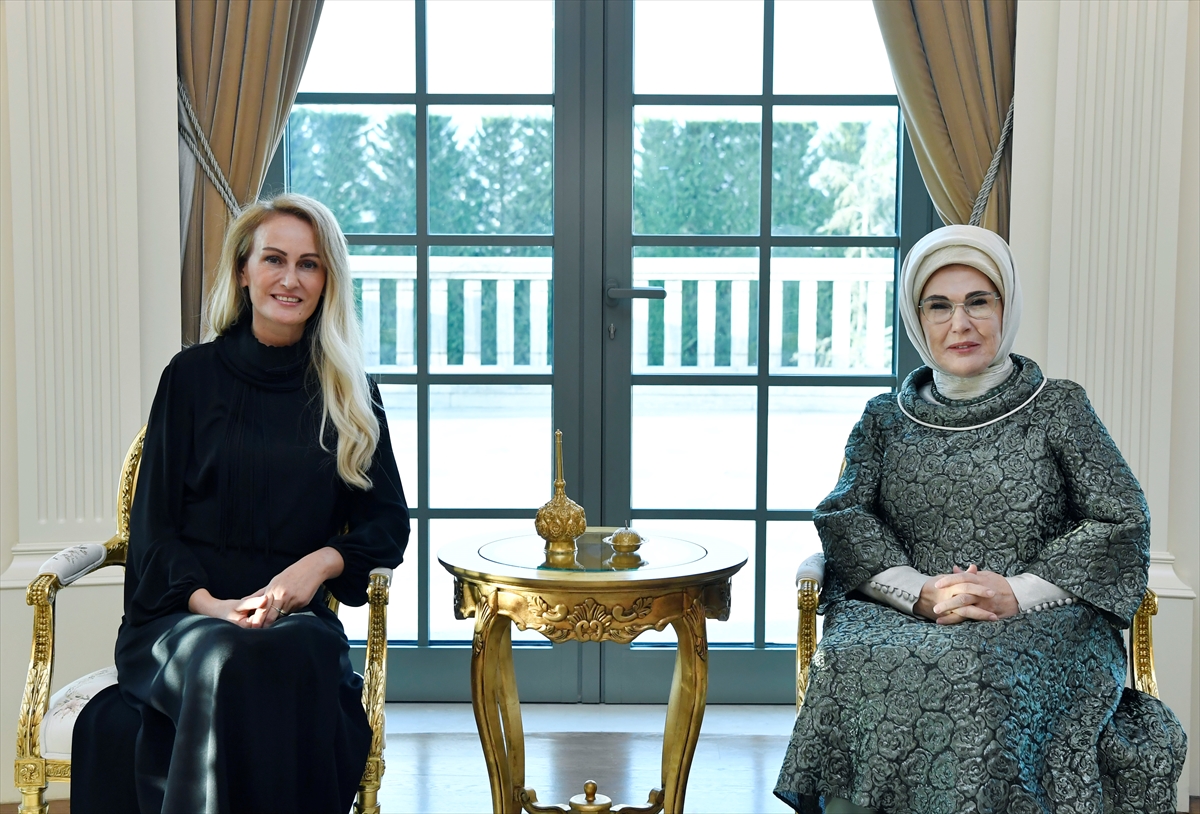 Emine Erdoğan, KKTC Cumhurbaşkanı'nın eşi Nilden Bektaş Erhürman ile bir araya geldi