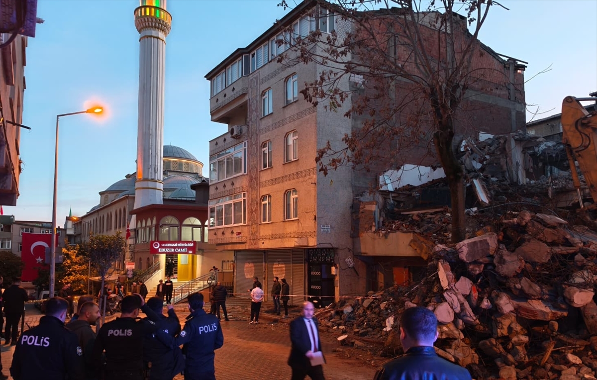 Bina yıkımı sırasında bitişikteki apartman zarar gördü