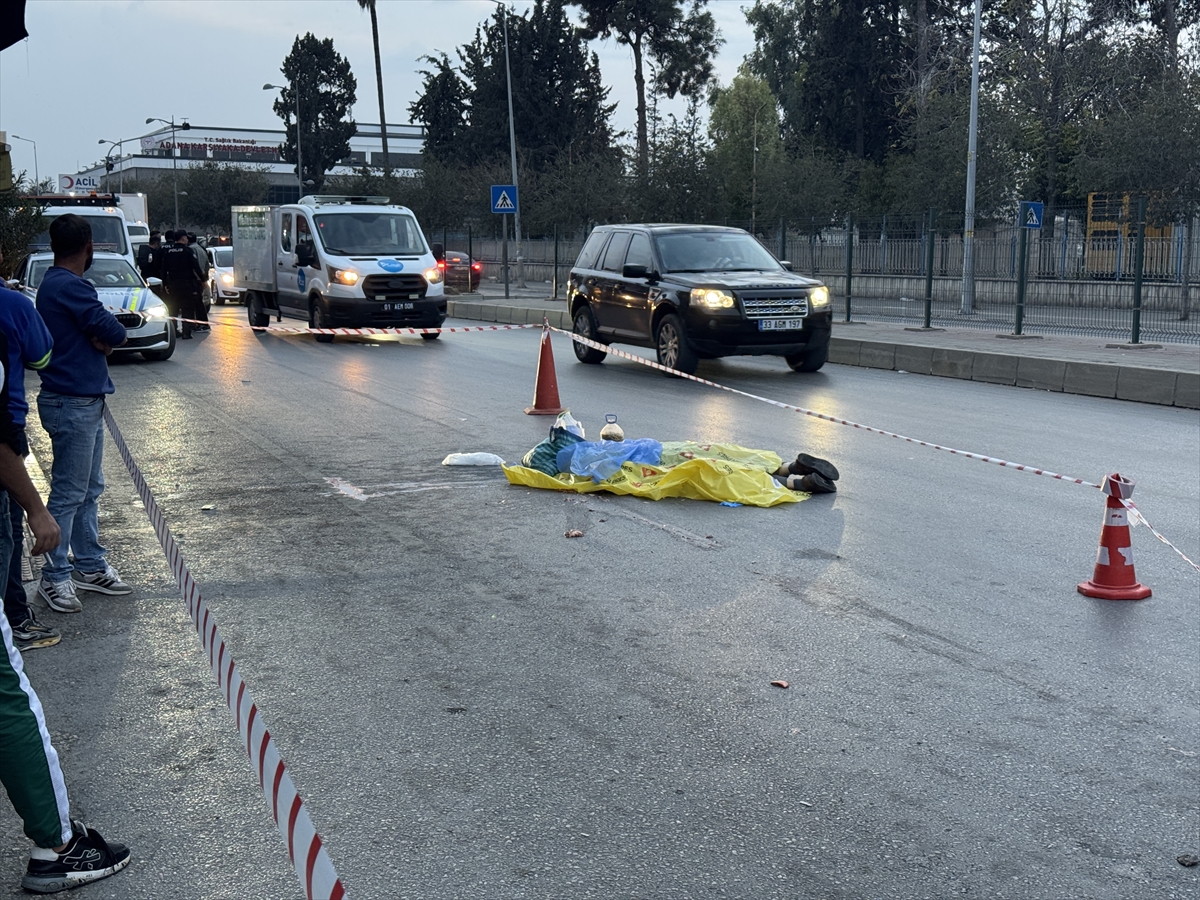 Adana'da kamyonun çarptığı kişi hayatını kaybetti
