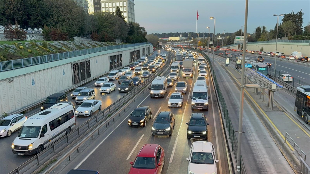 İstanbul'da akşam saatlerinde trafik yoğunluğu yüzde 89'a çıktı