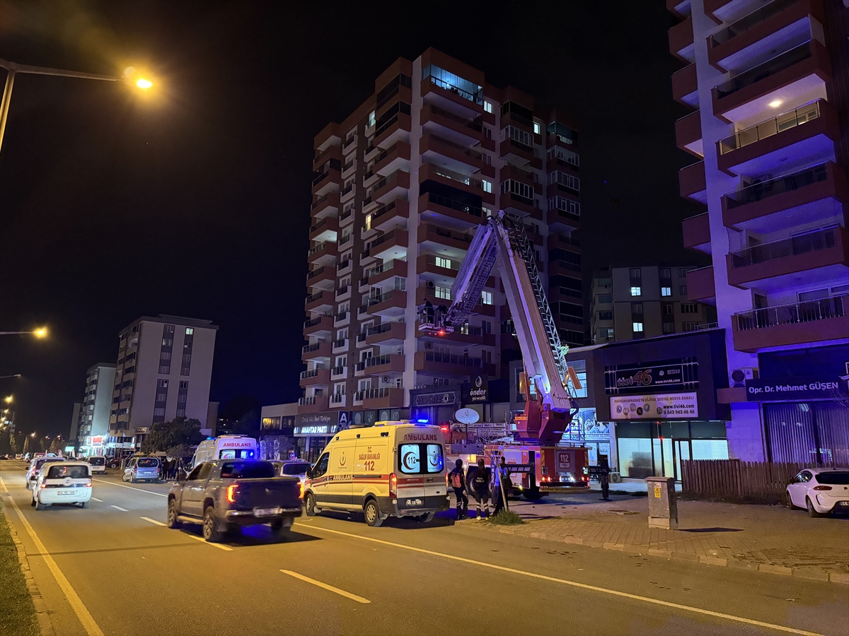 Kahramanmaraş'ta sitenin otoparkında çıkan araç yangınında 18 kişi dumandan etkilendi