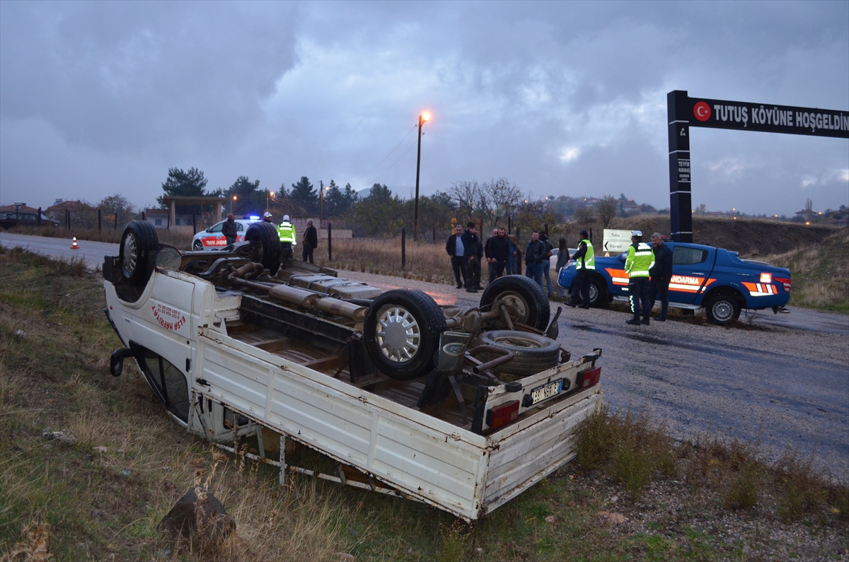 Çorum'da otomobile çarpmamak için manevra yaparken devrilen minibüsün sürücüsü yaralandı