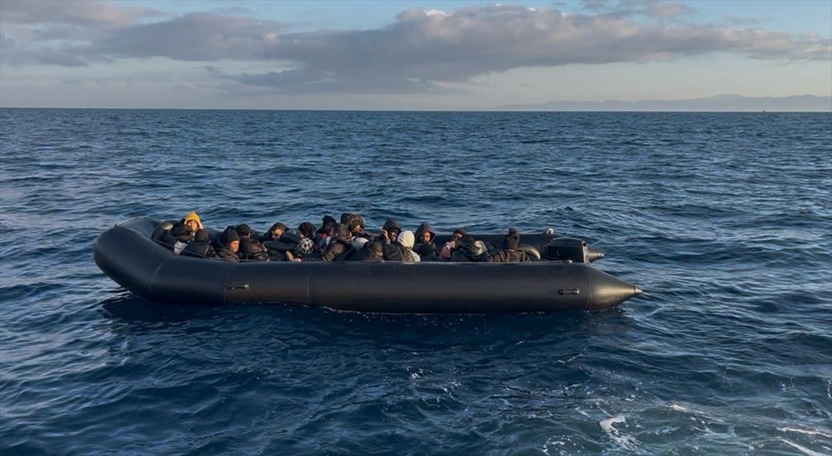 İzmir açıklarında 88 düzensiz göçmen yakalandı, 26 düzensiz göçmen kurtarıldı