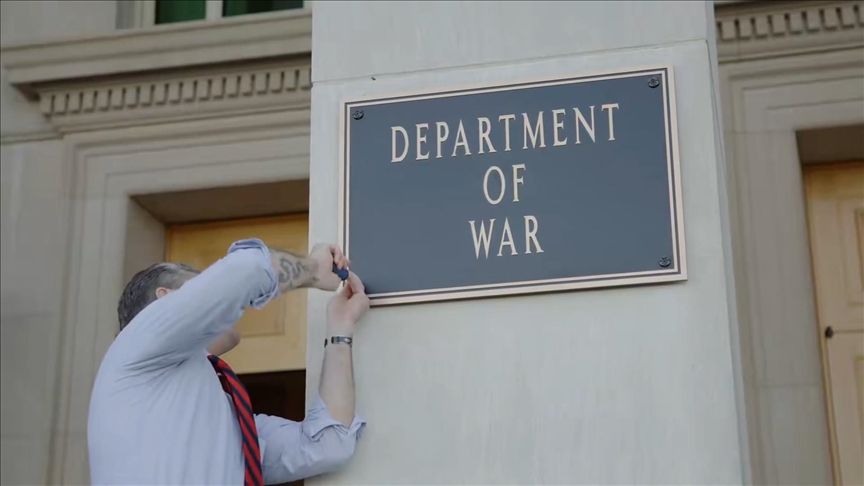 Tabelalar "Savaş Bakanlığı" yazılı levhalarla değiştirildi