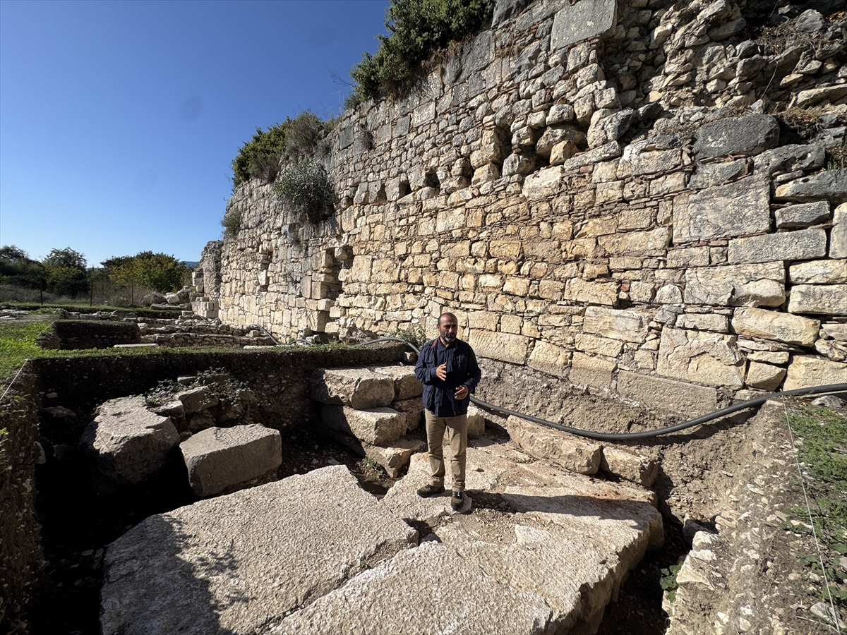 Limyra Antik Kenti'nde 43 yıldır aranan Zeus Tapınağı bulundu