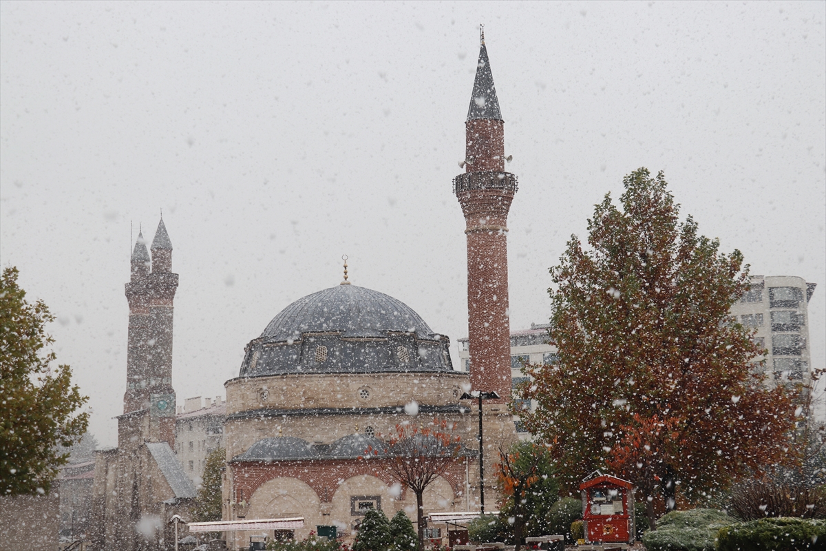 Sivas beyazlara büründü. mevsimin ilk karı yağdı