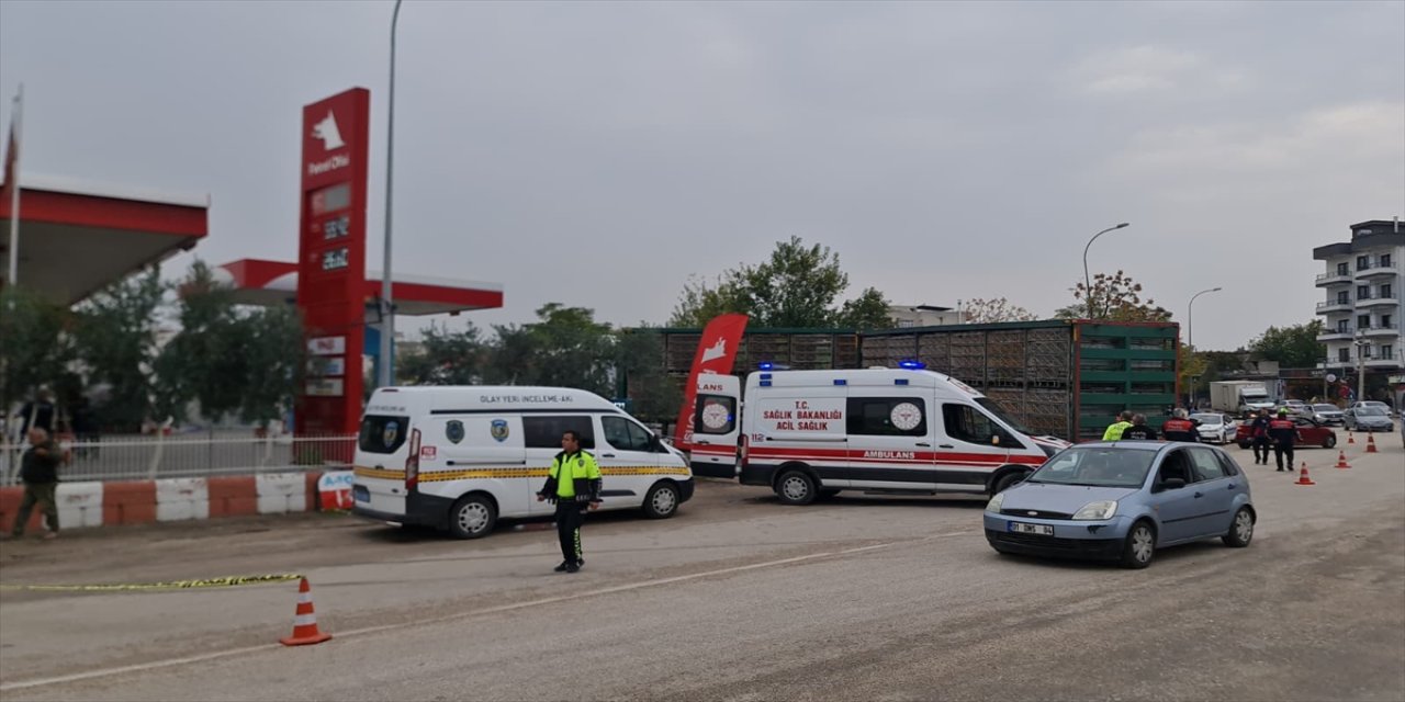 Osmaniye’de akaryakıt istasyonu girişinde tırın çarptığı yaya yaşamını yitirdi