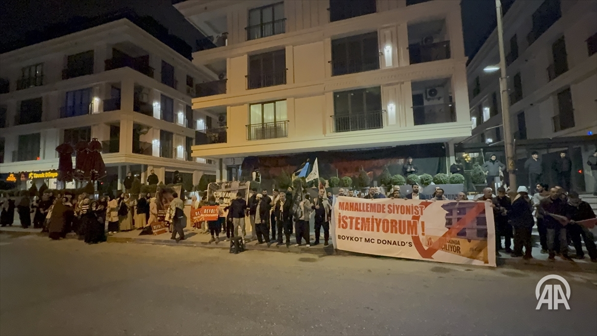 Üsküdar'da mahalle sakinlerinin McDonald's'ı protestosu sürüyor