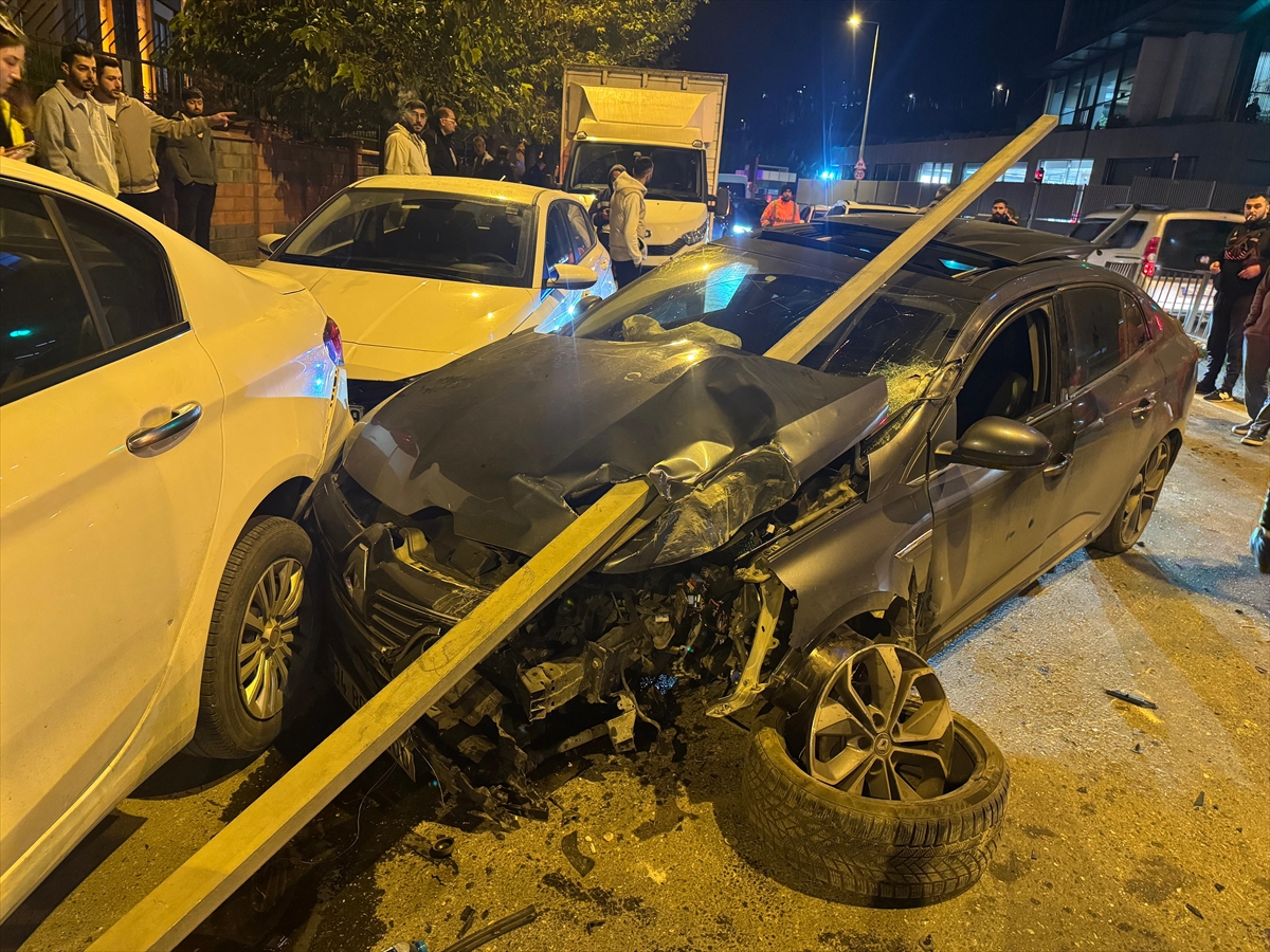 Ümraniye'de Görünmez Kaza. Yön levhasına çarpan otomobilin sürücüsü yaralandı