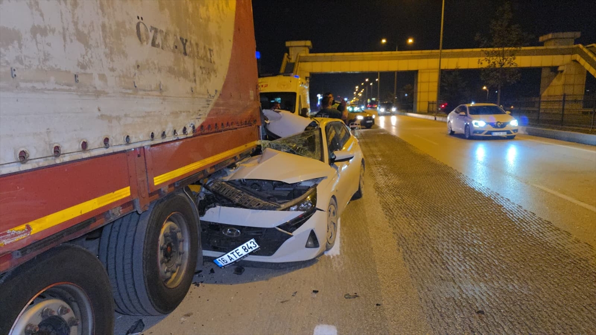 İnegöl’de park halindeki tıra çarpan otomobil sürücüsü ağır yaralandı