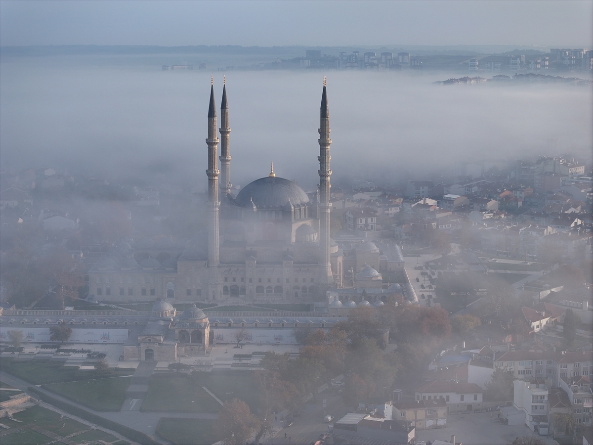 Selimiye Camisi sis içindeyken havadan görüntülendi