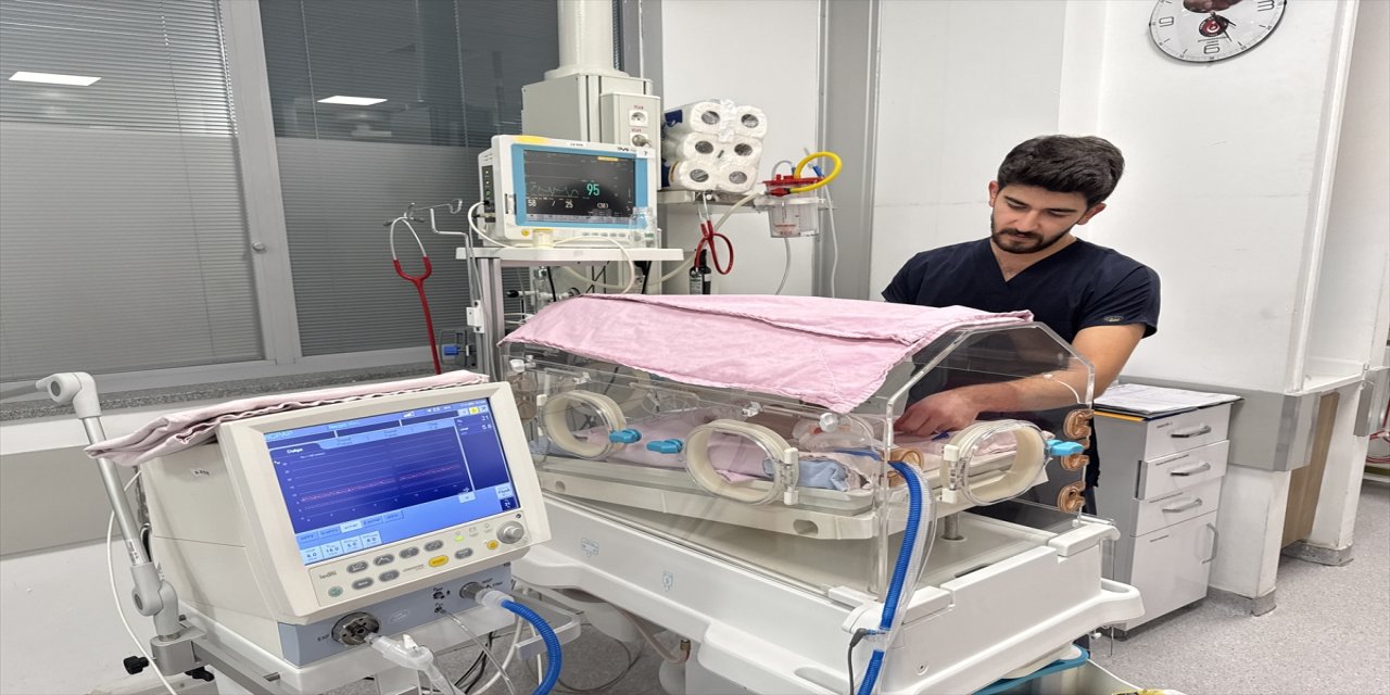 Afyonkarahisar’da Dünyaya Geldikleri Hastanede Hemşire Oldular, Prematüre Bebeklerin Hayata Tutunmasına Destek Veriyorlar