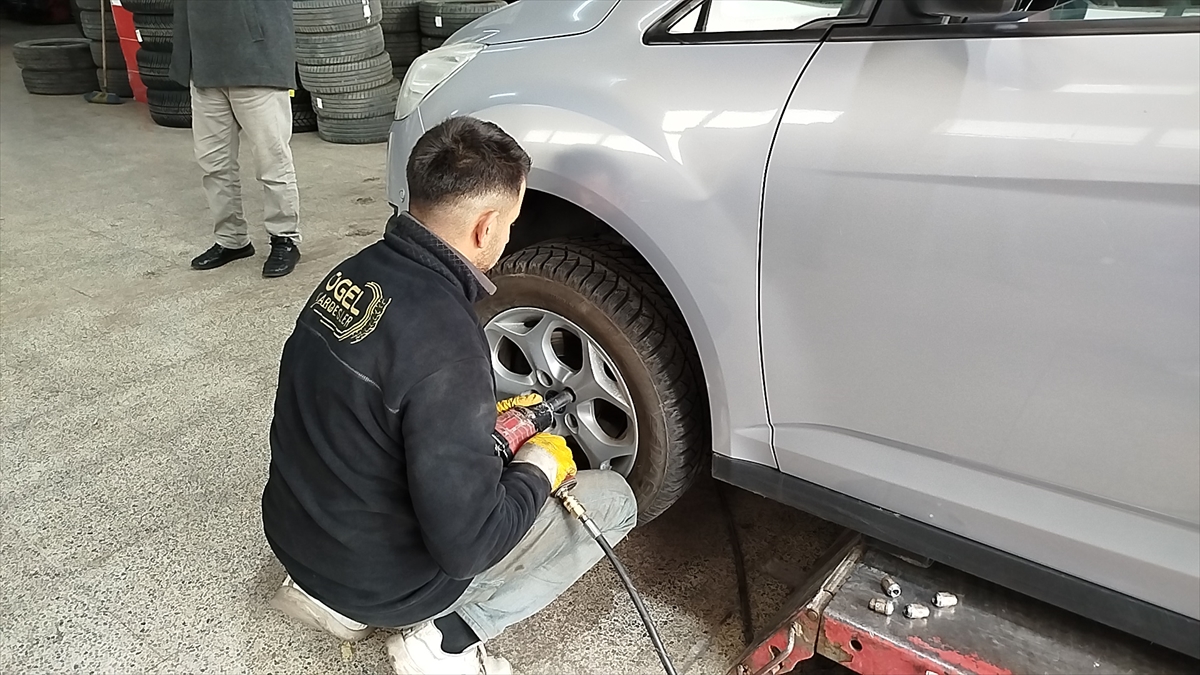 Zorunlu kış lastiği uygulaması nedeniyle lastikçilerde yoğunluk yaşanıyor